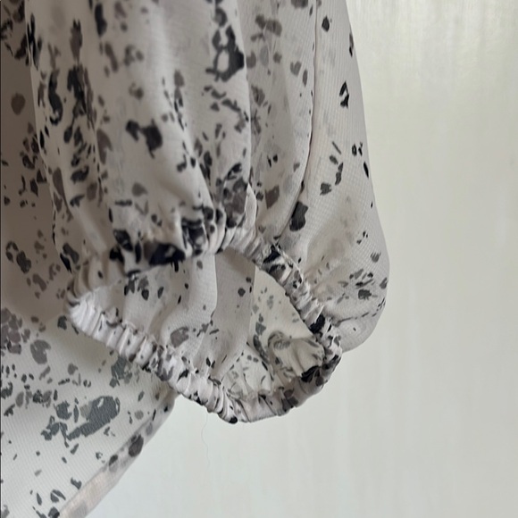 EUC | L | Simply Vera Vera Wang Cream and Black Blouse - Picture 8 of 8